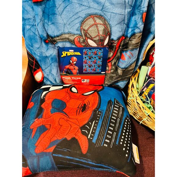 Spider Man gift basket bundle 50 x 70 soft throw with matching pillow action fig - Picture 5 of 6